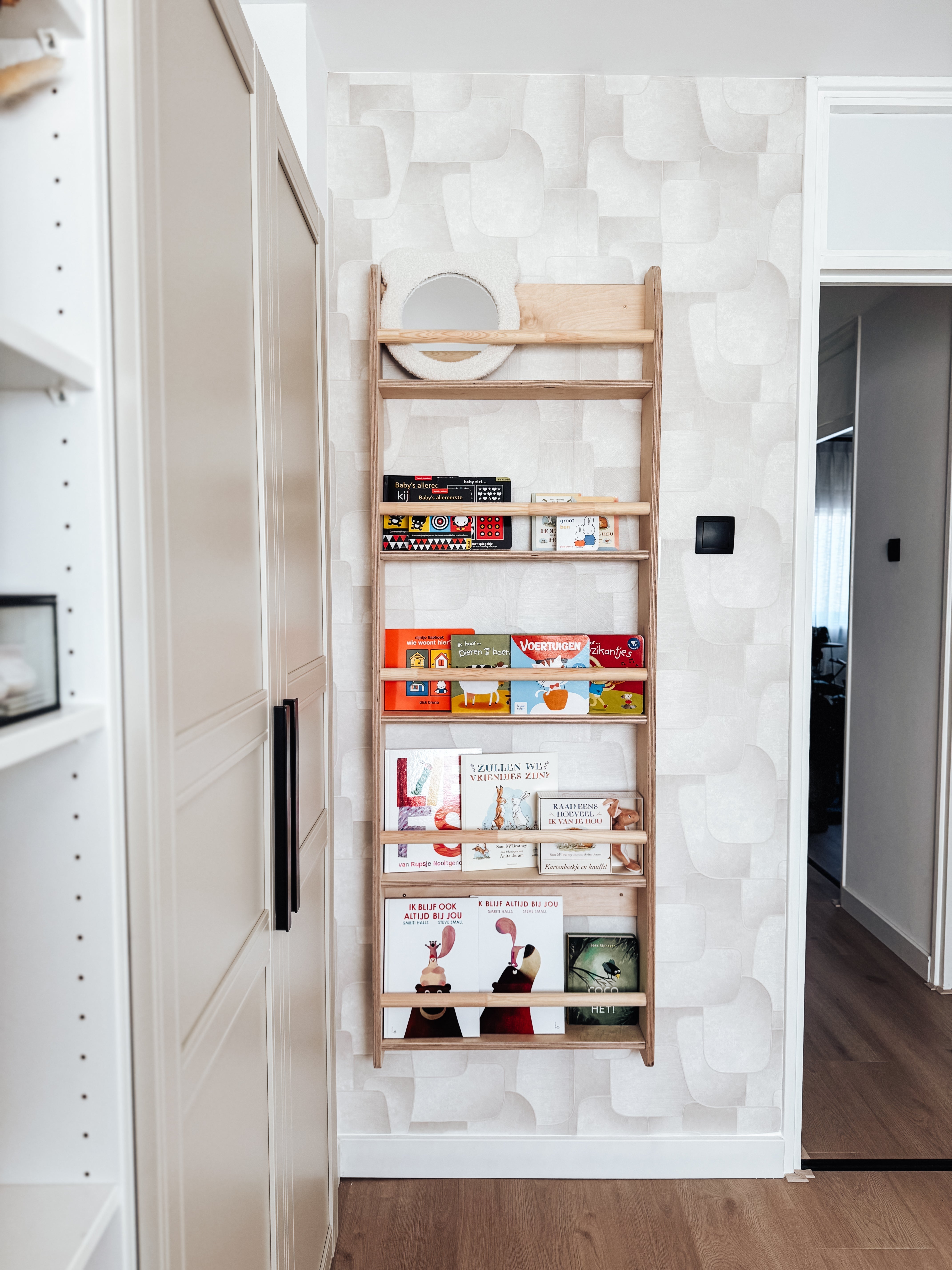 BOEKJE OPEN..... Interieurstylist Lisanne Bos over toddies boekenrek