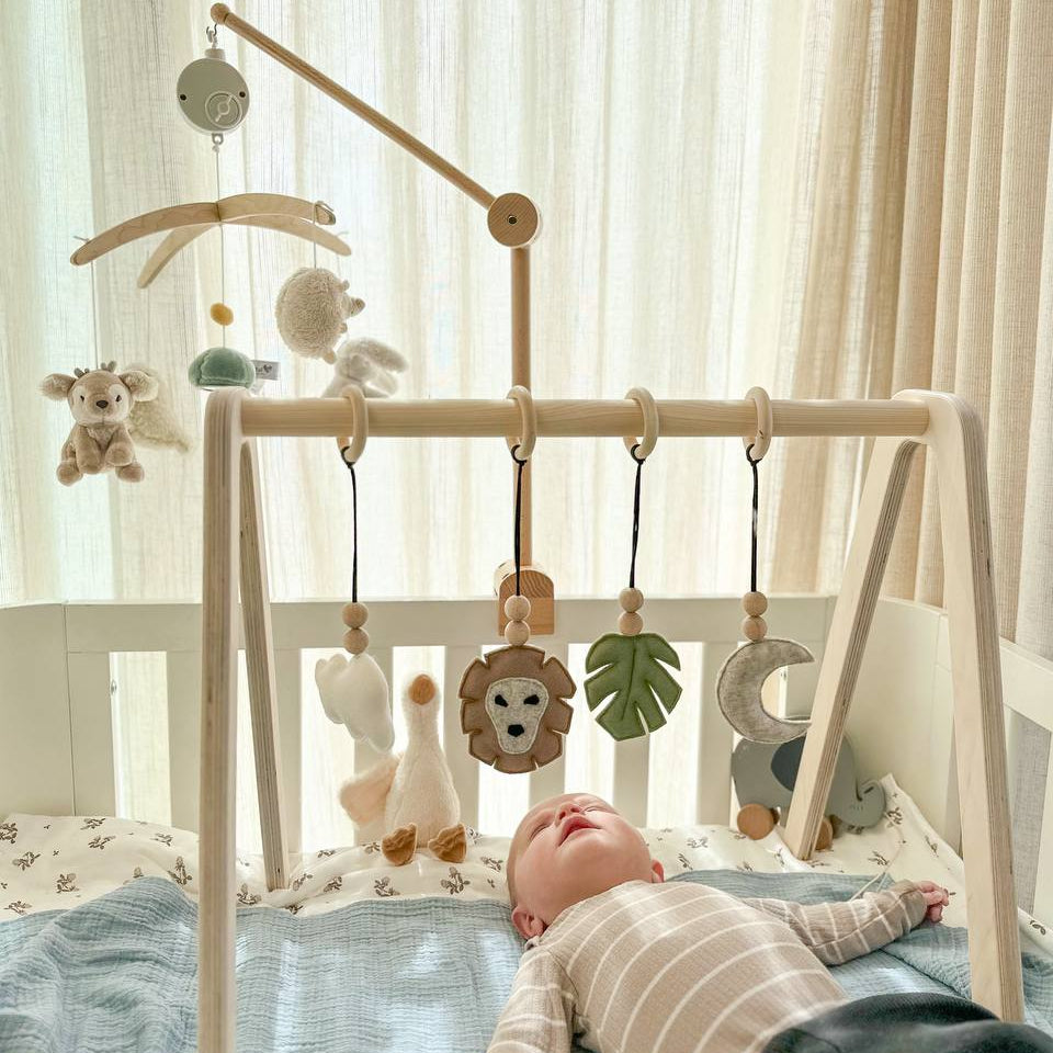 Skinnie houten babygym | Massief houten speelboog met bosdieren hangers - blank