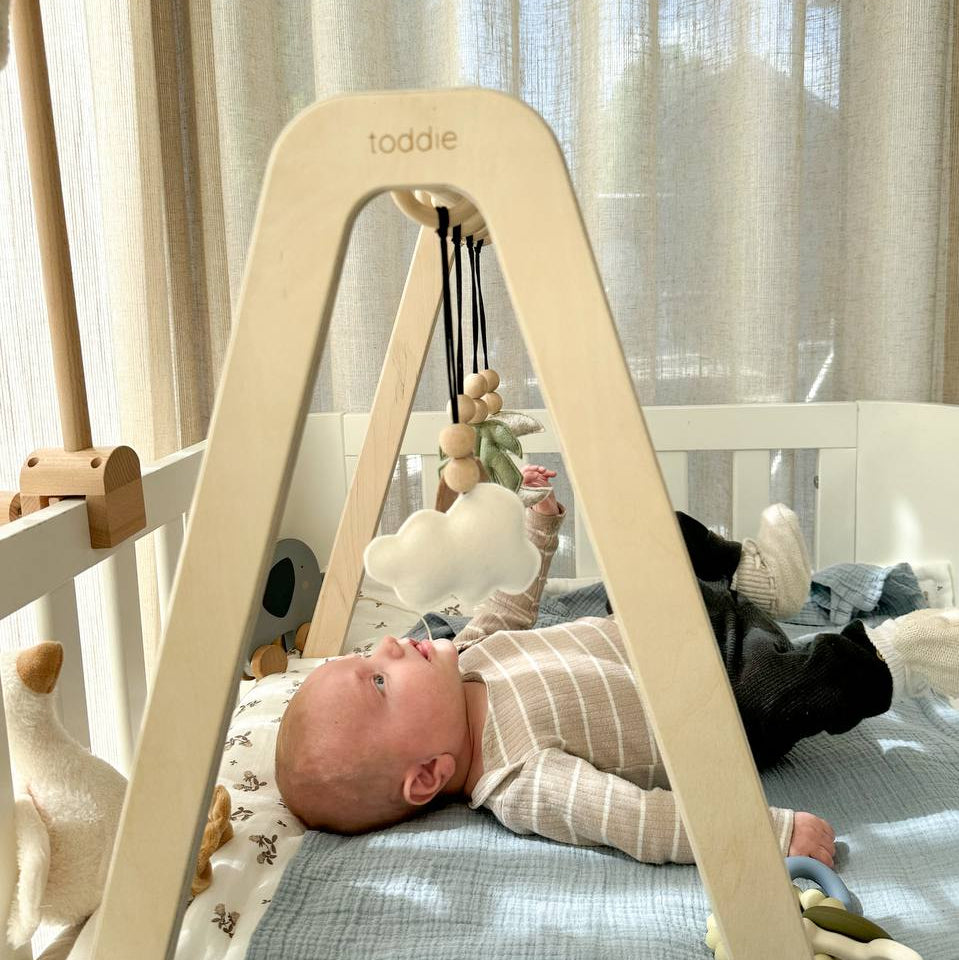 Skinnie houten babygym | Massief houten speelboog met bosdieren hangers - blank