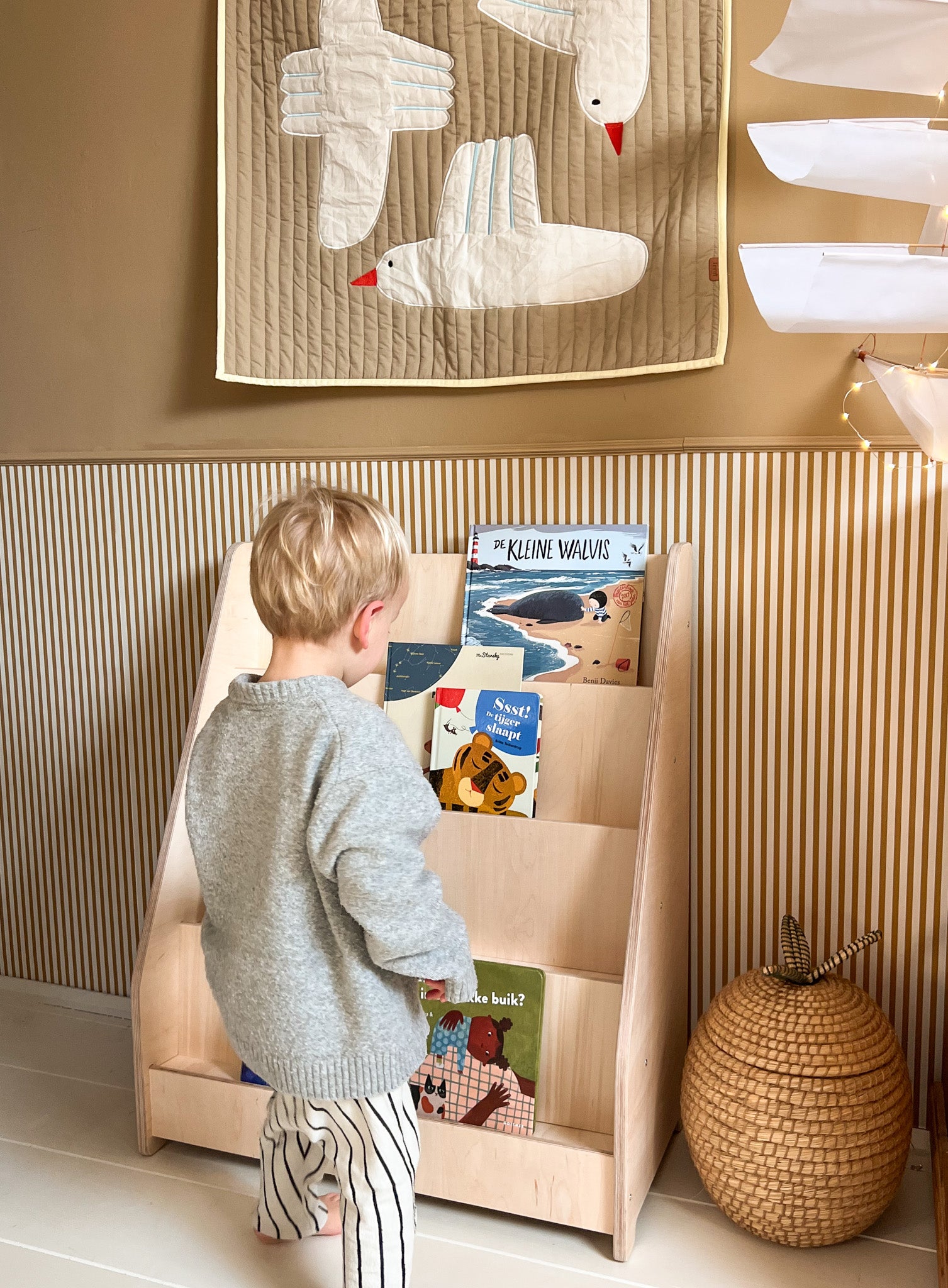 Montessori boekenrek kinderkamer | 4 treden - blank