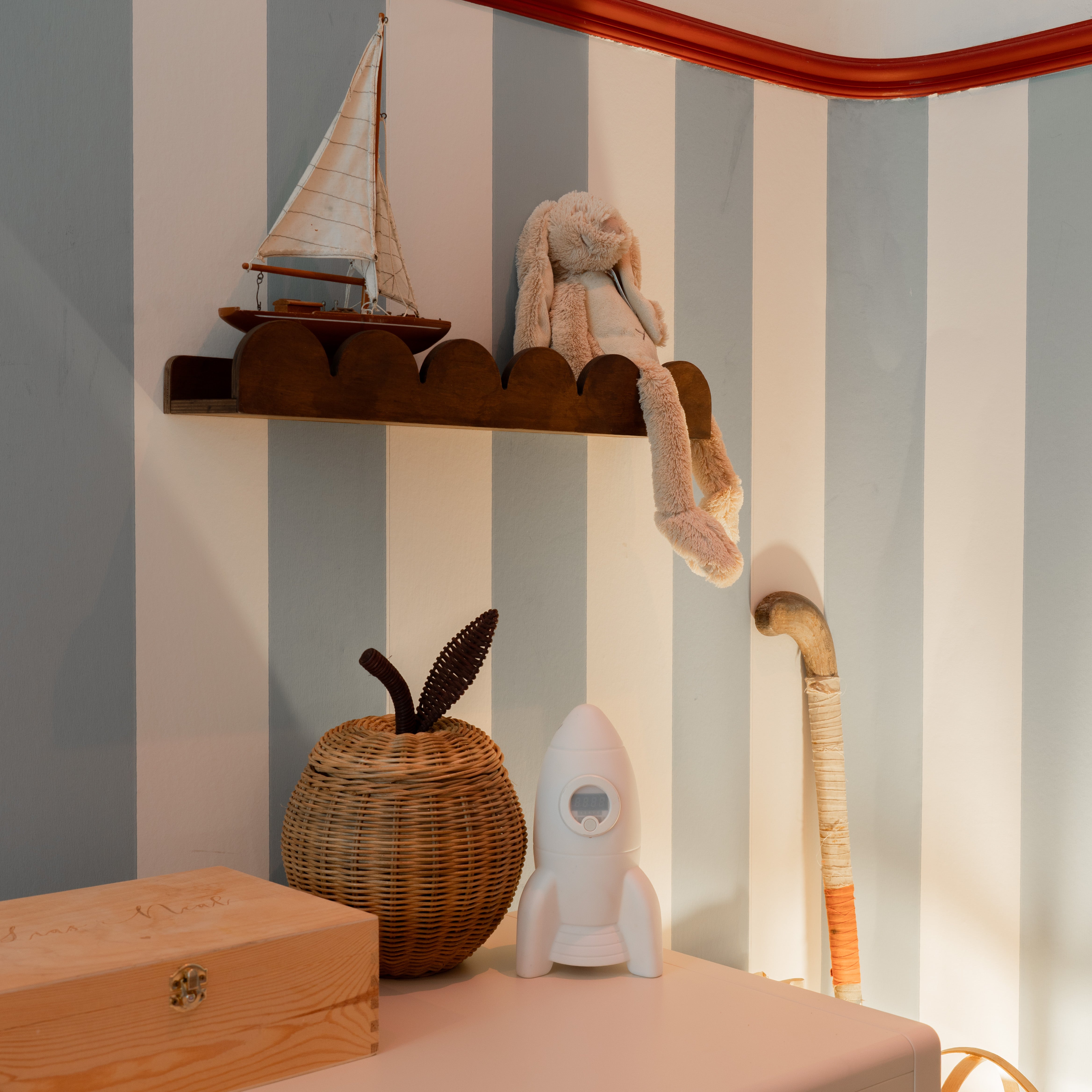 Bubble Montessori boekenrek kinderkamer | 1 plank - wengé gebeitst