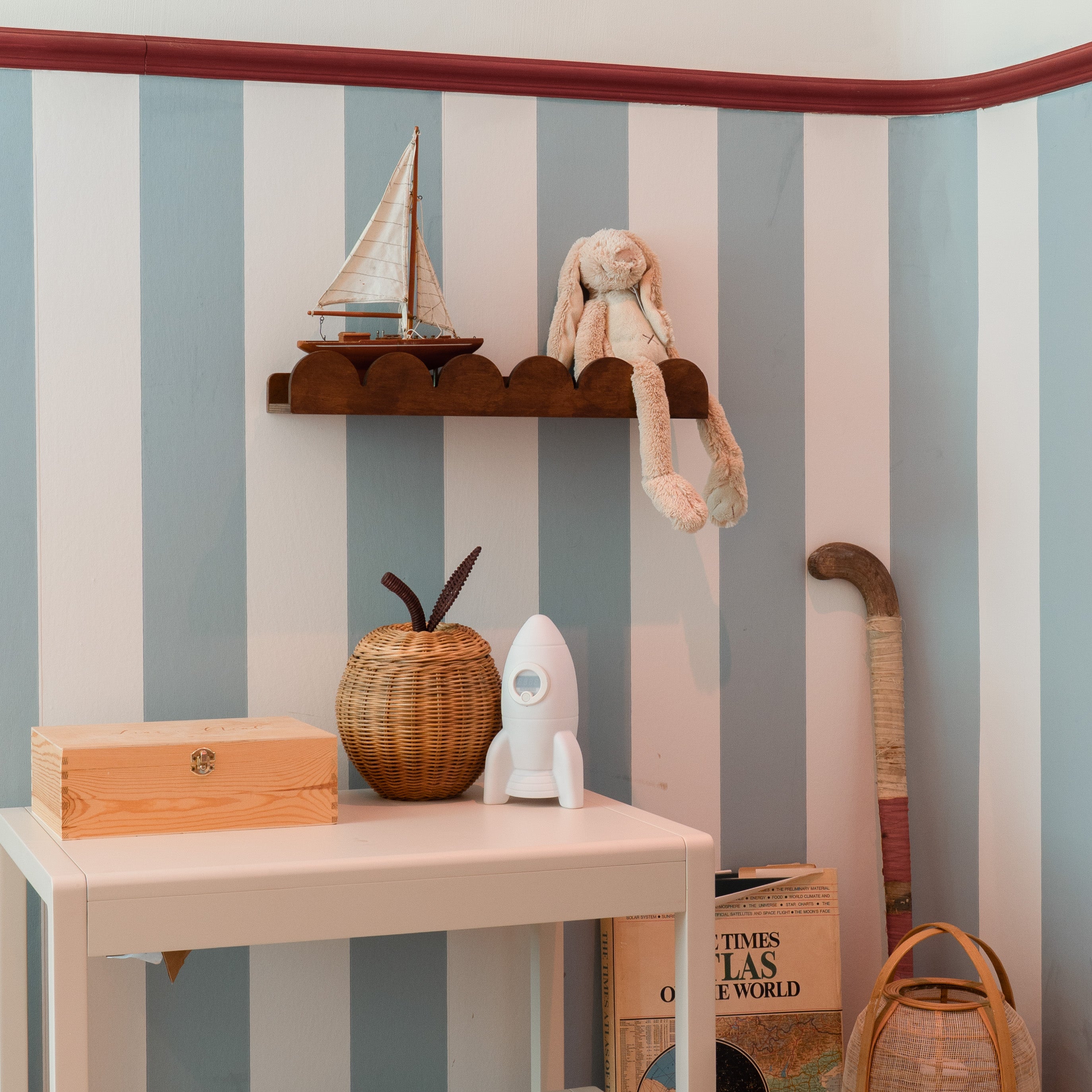 Bubble Montessori boekenrek kinderkamer | 1 plank - wengé gebeitst