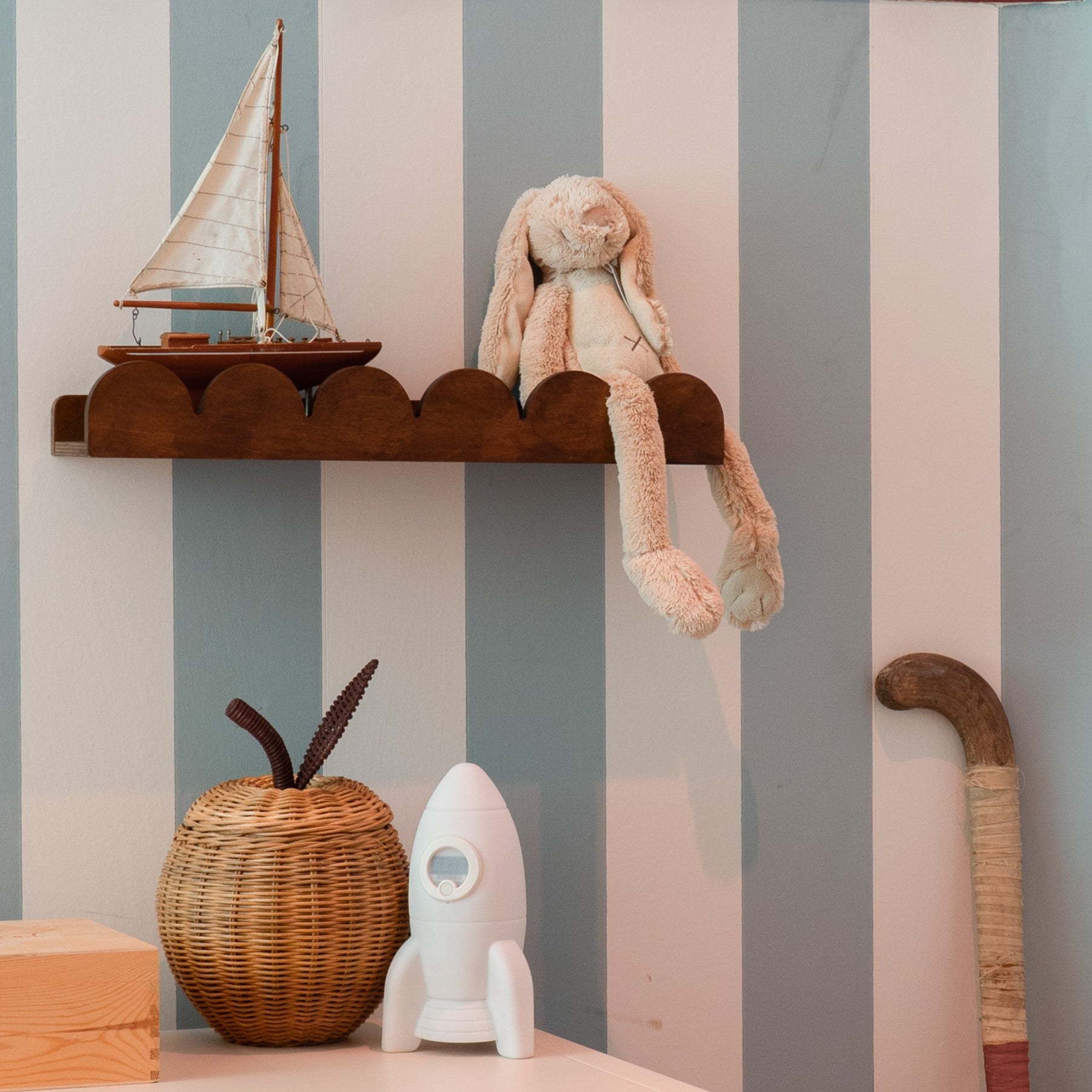 Bubble Montessori boekenrek kinderkamer | 1 plank - wengé gebeitst - toddie.nl ®