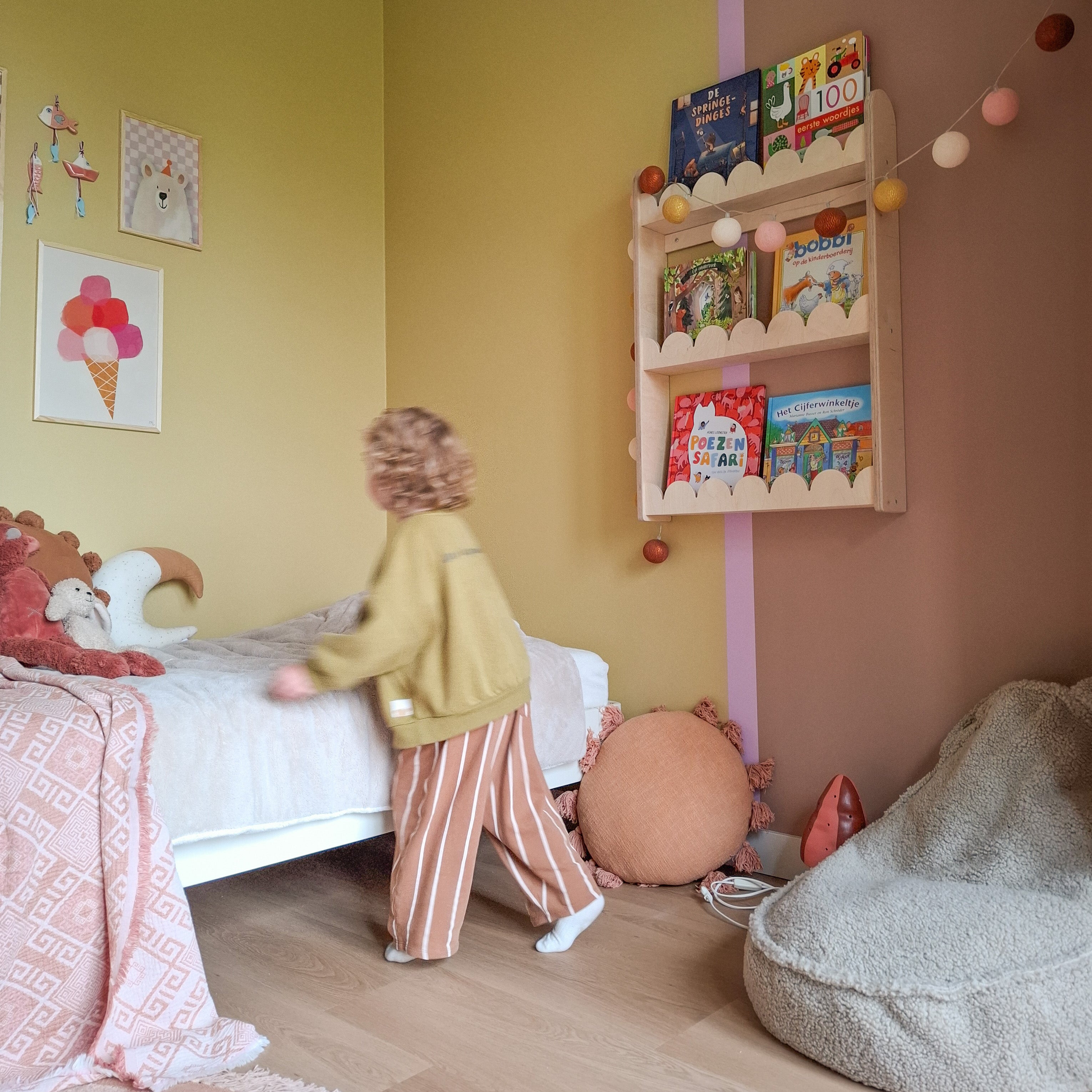 Bubble Montessori reol til børneværelse | 3 planker - blanke