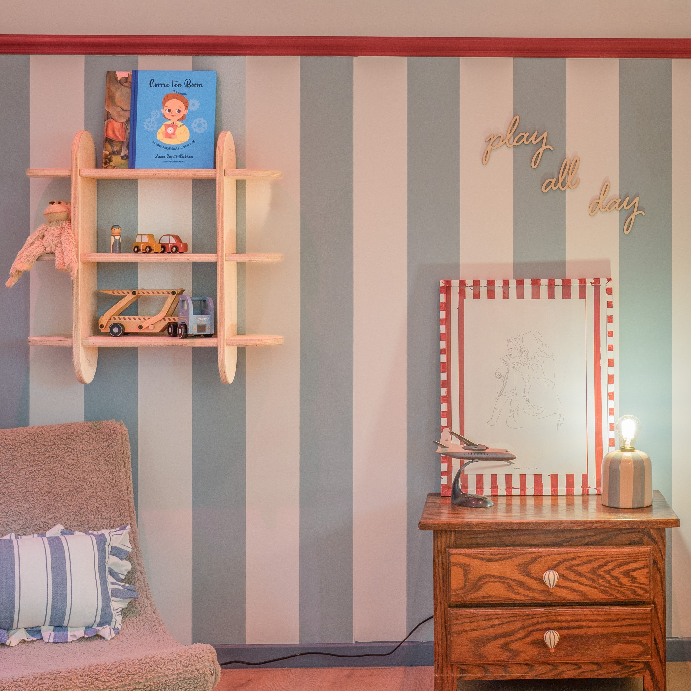 Rundt Montessori bogvægskab til børneværelse | Reol med 3 hylder - klar