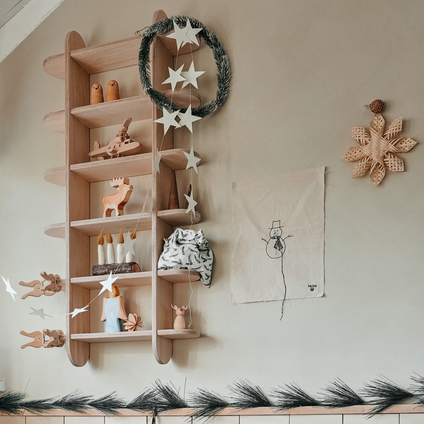 Round montessori boeken wandkast kinderkamer | Vakkenkast 6 planken - blank