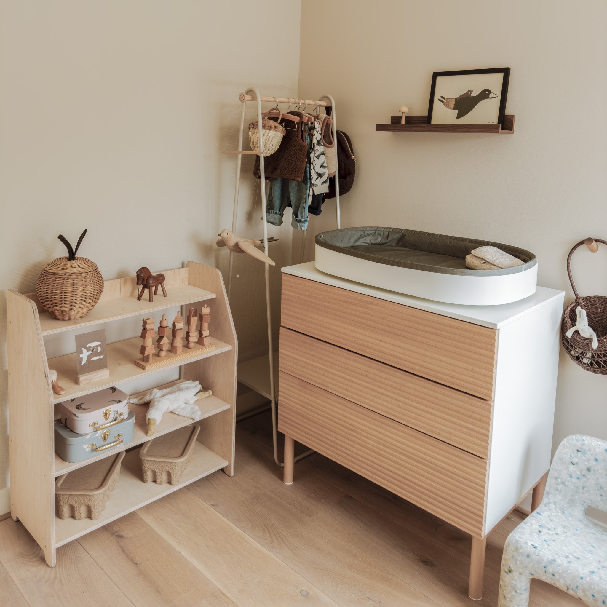 Moodie Montessori legemøbler | Børneopbevaringsmøbel med 4 hylder - klar