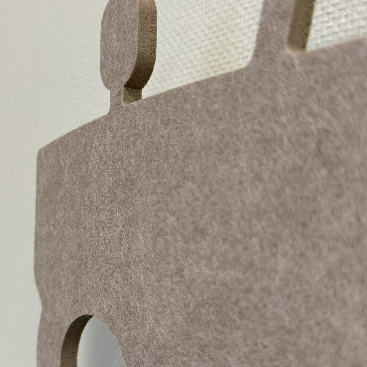 Vilten wandlamp trekker zandbeige – close-up van het PET-vilt