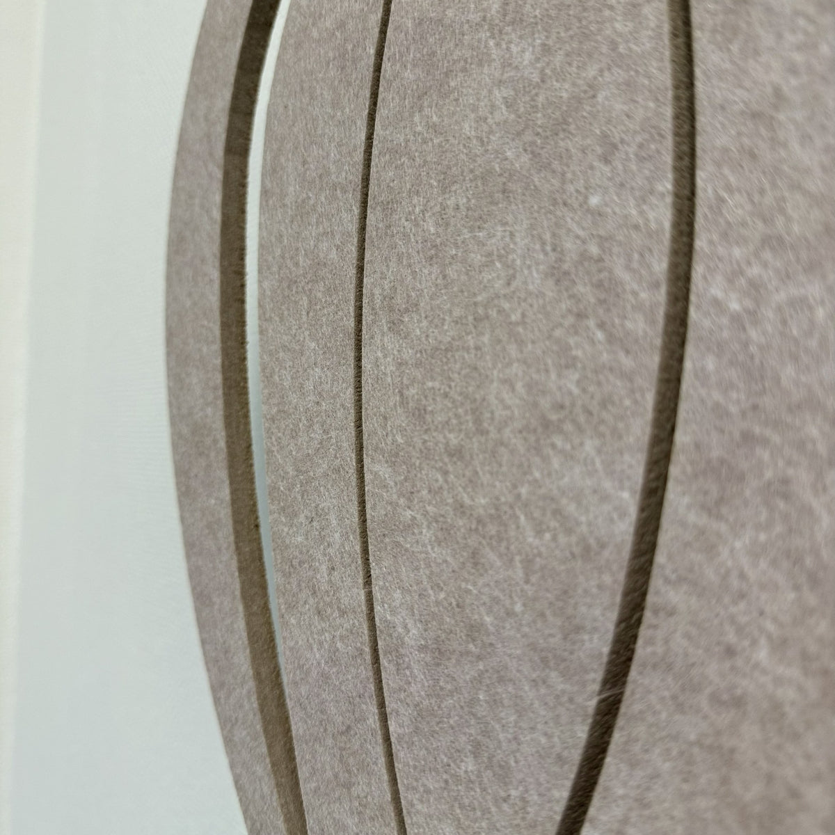 Vilten wandlamp luchtballon zandbeige – close-up van het PET-vilt