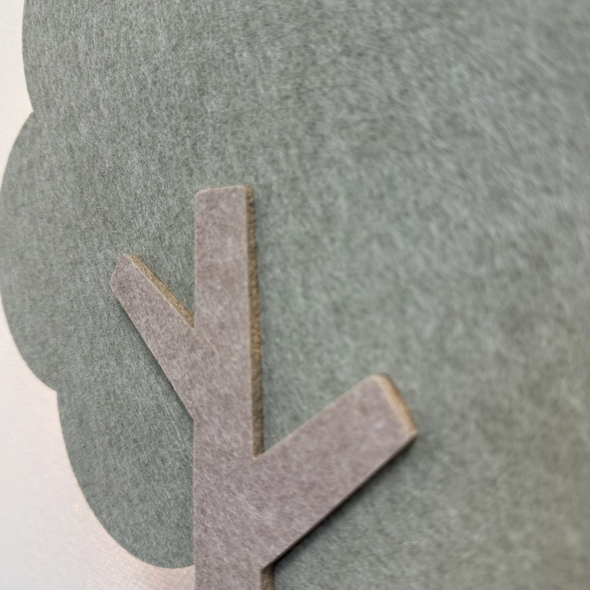 Vilten wandlamp boom saliegroen – close-up van de saliegroene kruin en zandbeige stam