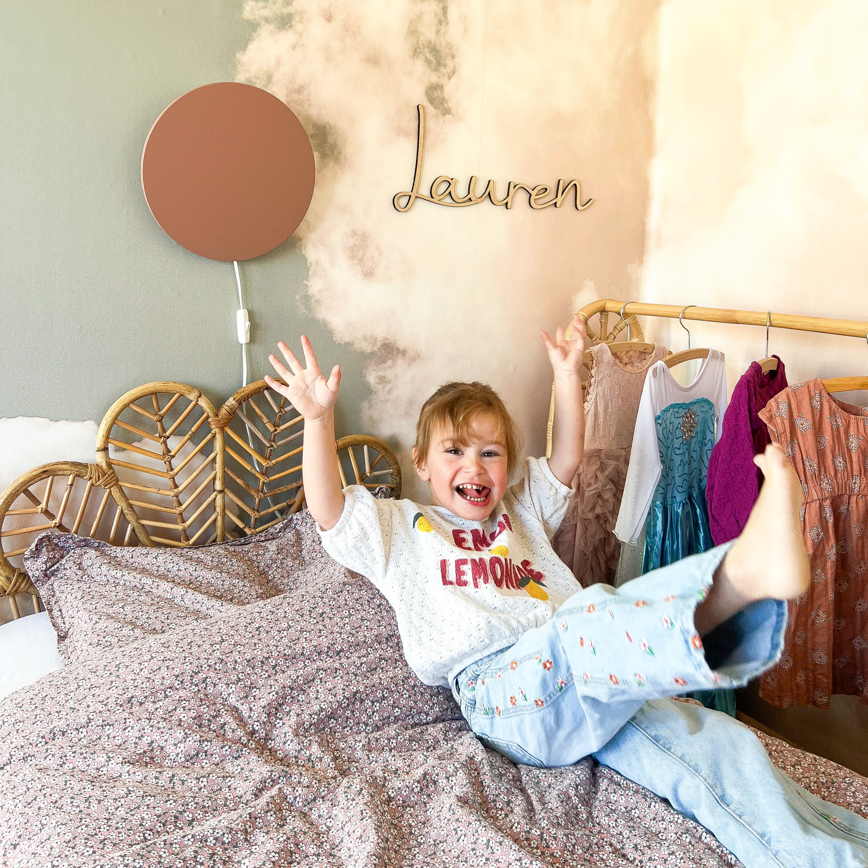 Houten wandlamp kinderkamer | cirkel terra roze