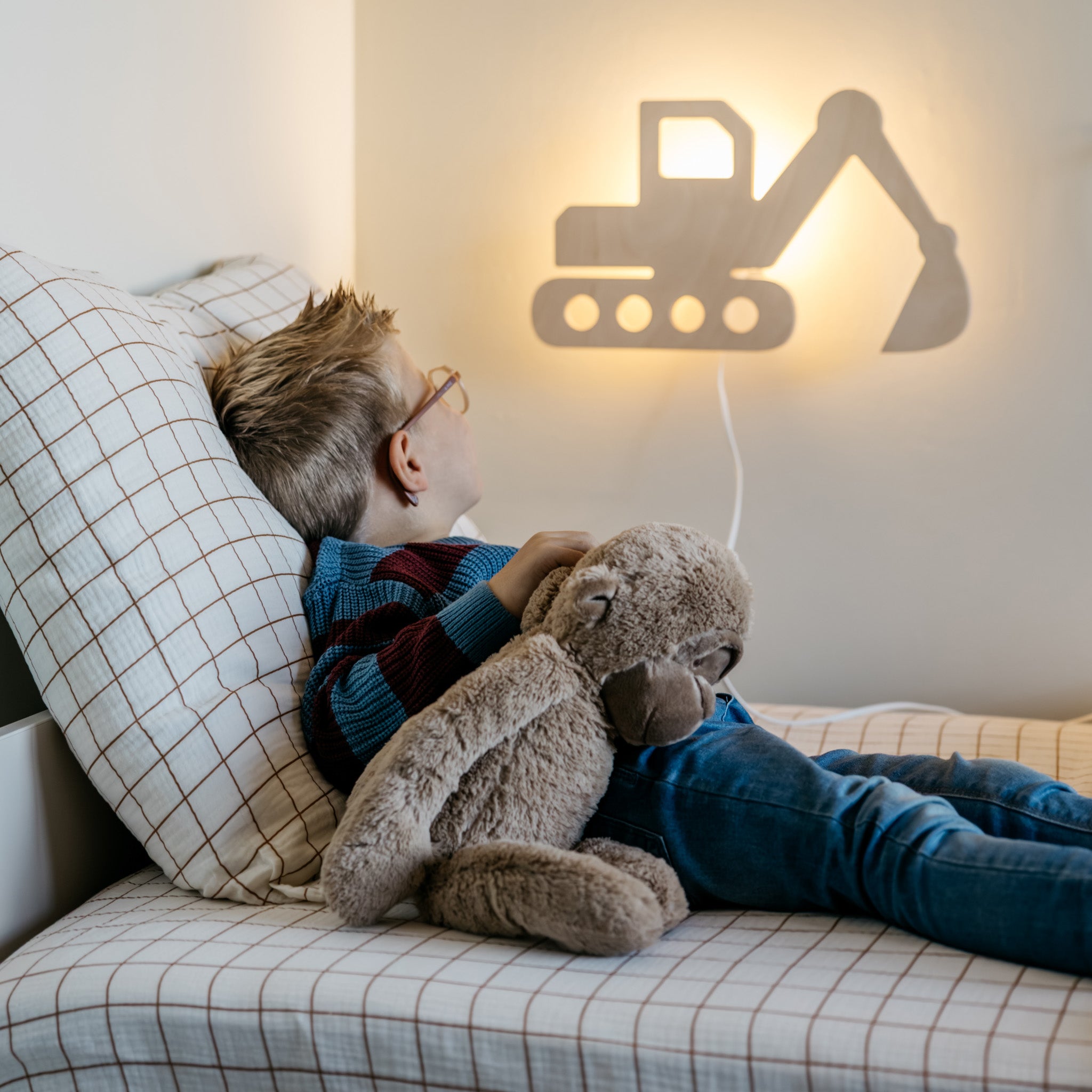 Trævæglampe til børneværelse | Gravemaskine - blank