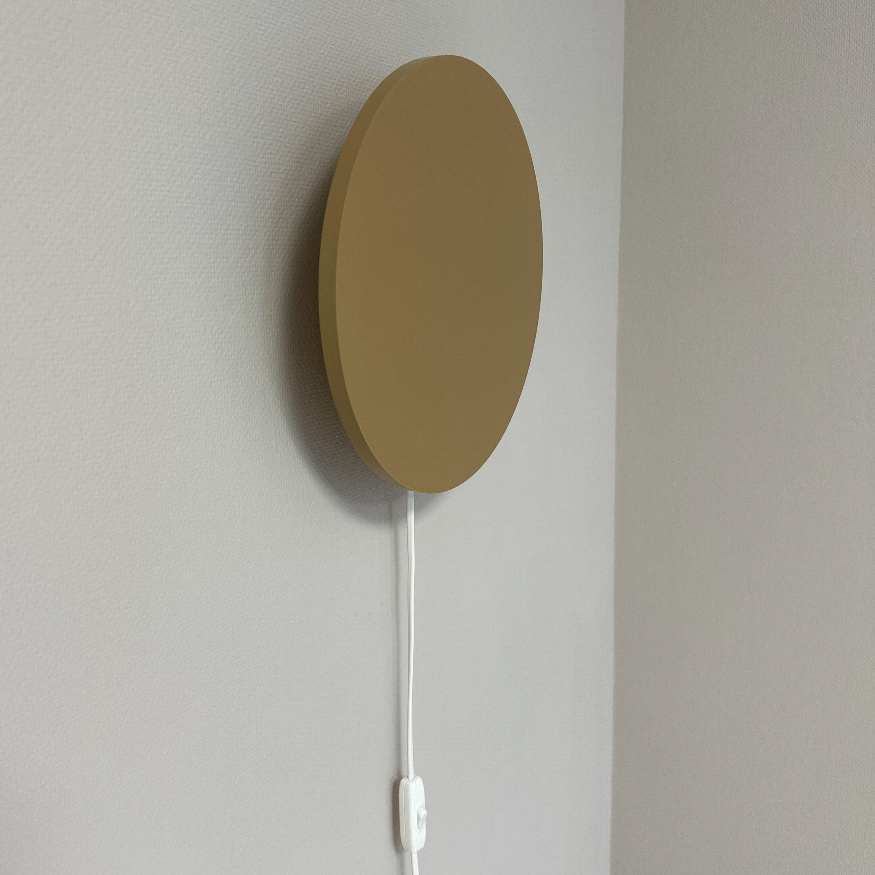 Trævæglampe til børneværelse | cirkel krydret honning