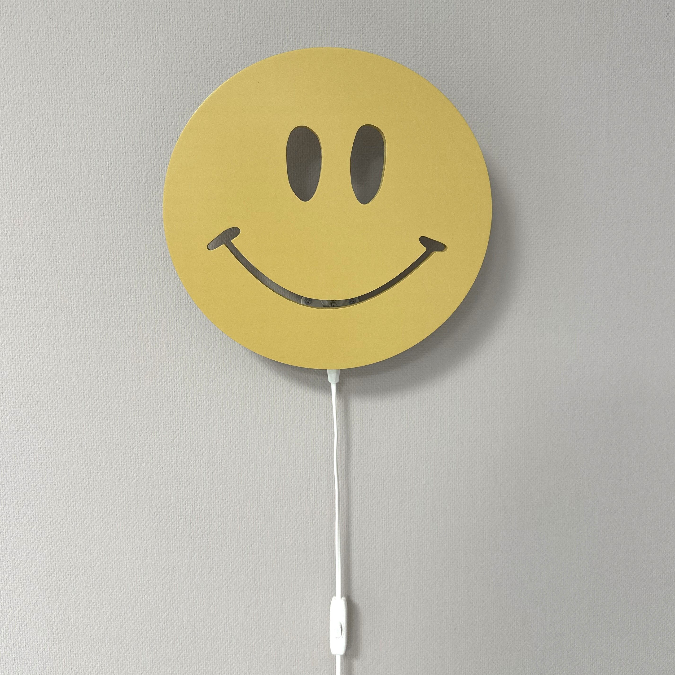 Houten wandlamp kinderkamer | Smiley - true joy yellow
