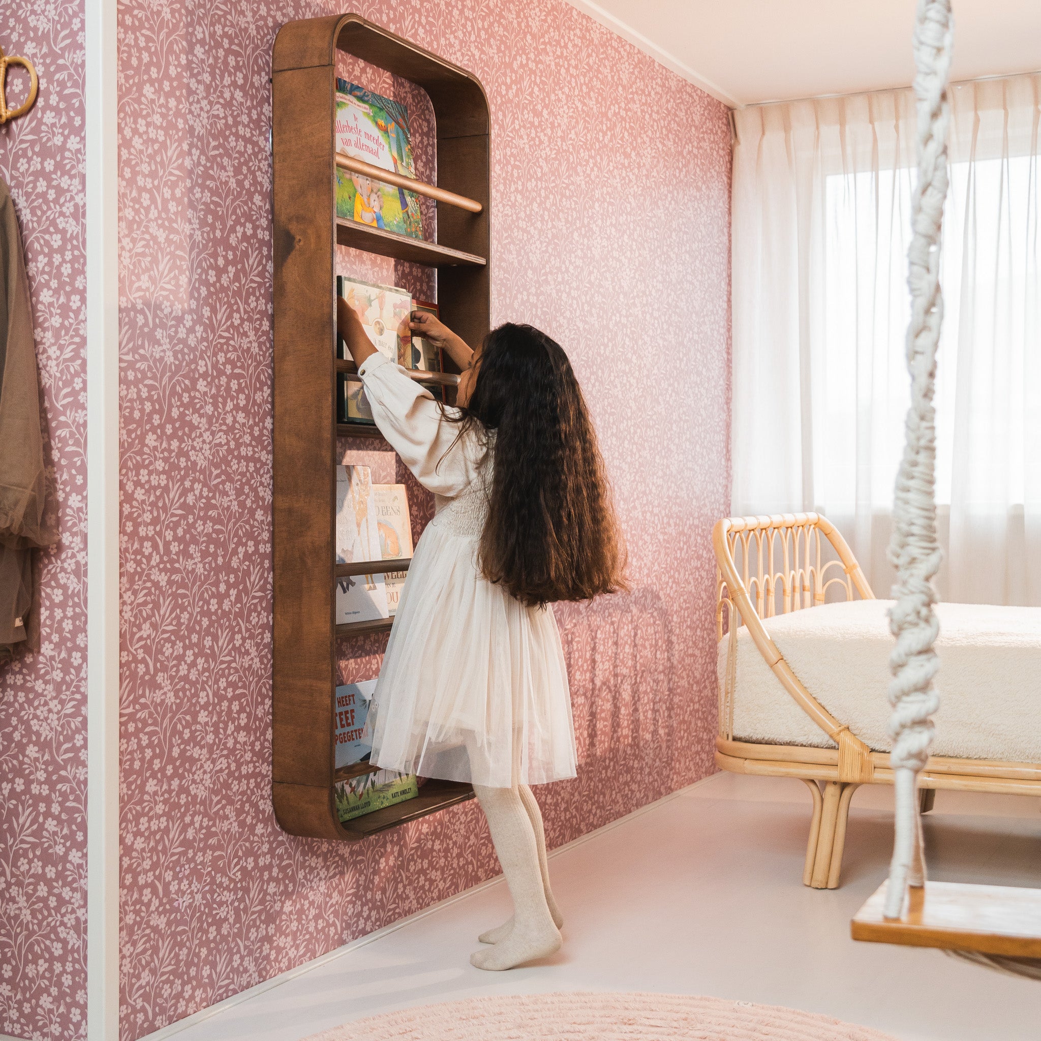 Novie montessori rund bogreol til børneværelset | 4 hylder - Wengé-bejdset