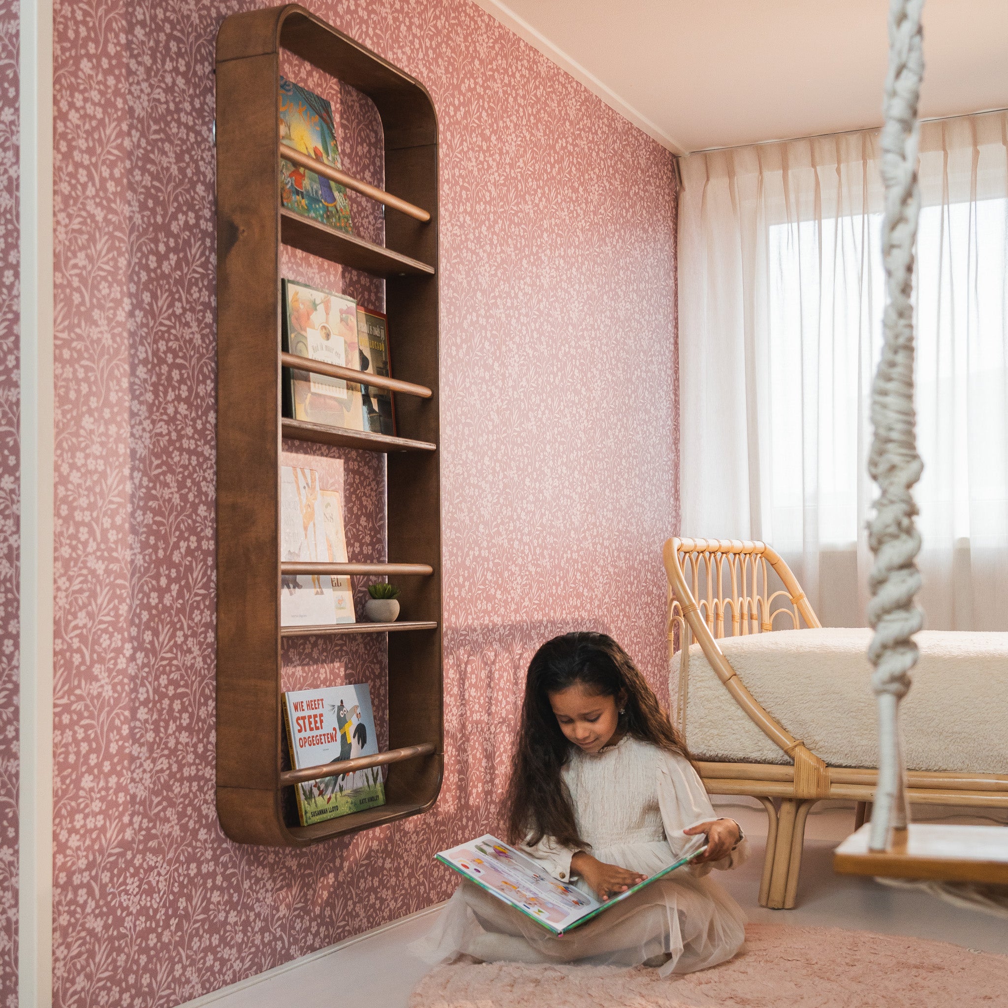Novie montessori rund bogreol til børneværelset | 4 hylder - Wengé-bejdset