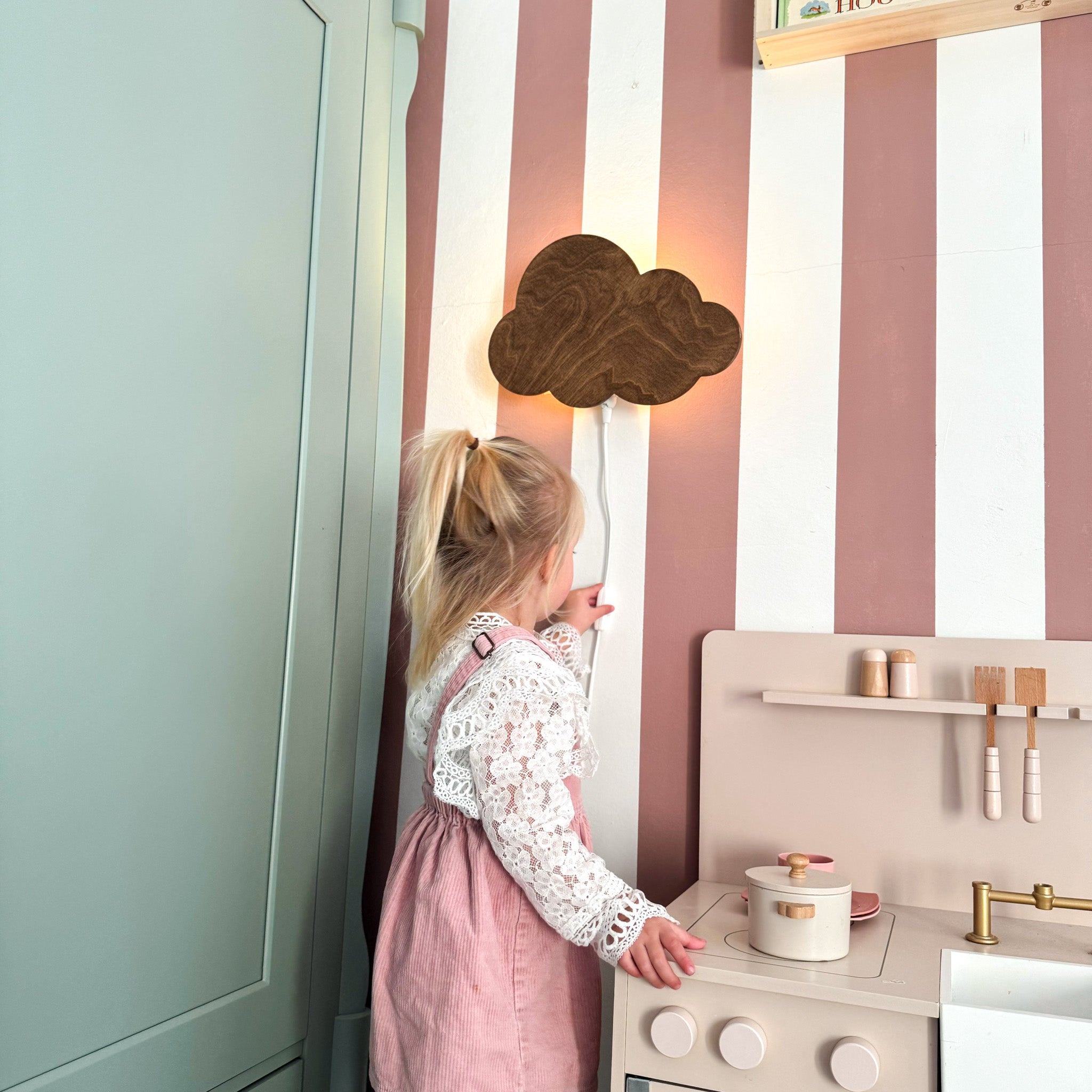 Houten wandlamp kinderkamer | Wolkie - Wengé (walnoot) - toddie.nl ®