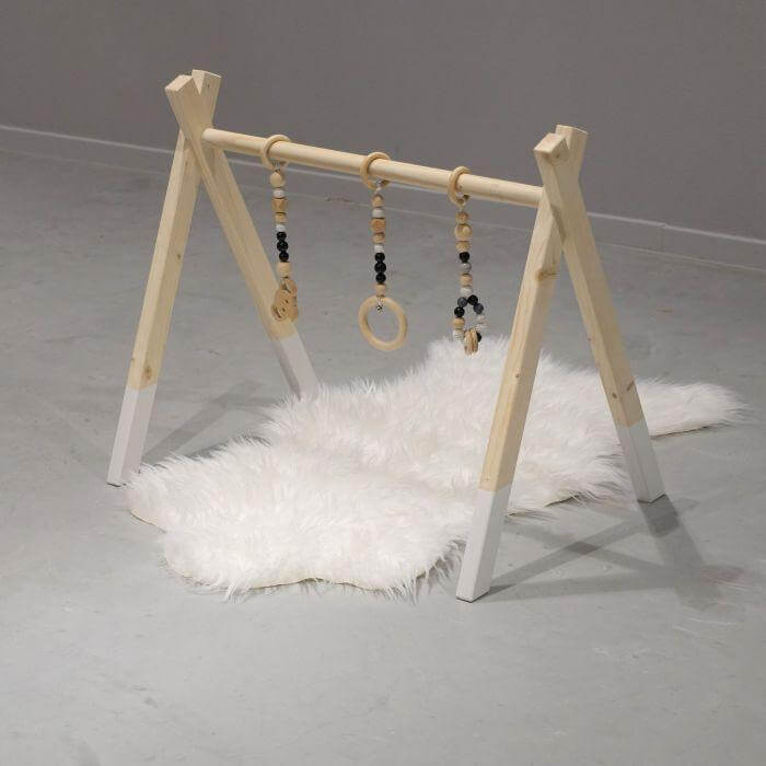Houten babygym Wit, zonder hangers (apart verkrijgbaar), Tipi vorm massief hout - toddie.nl