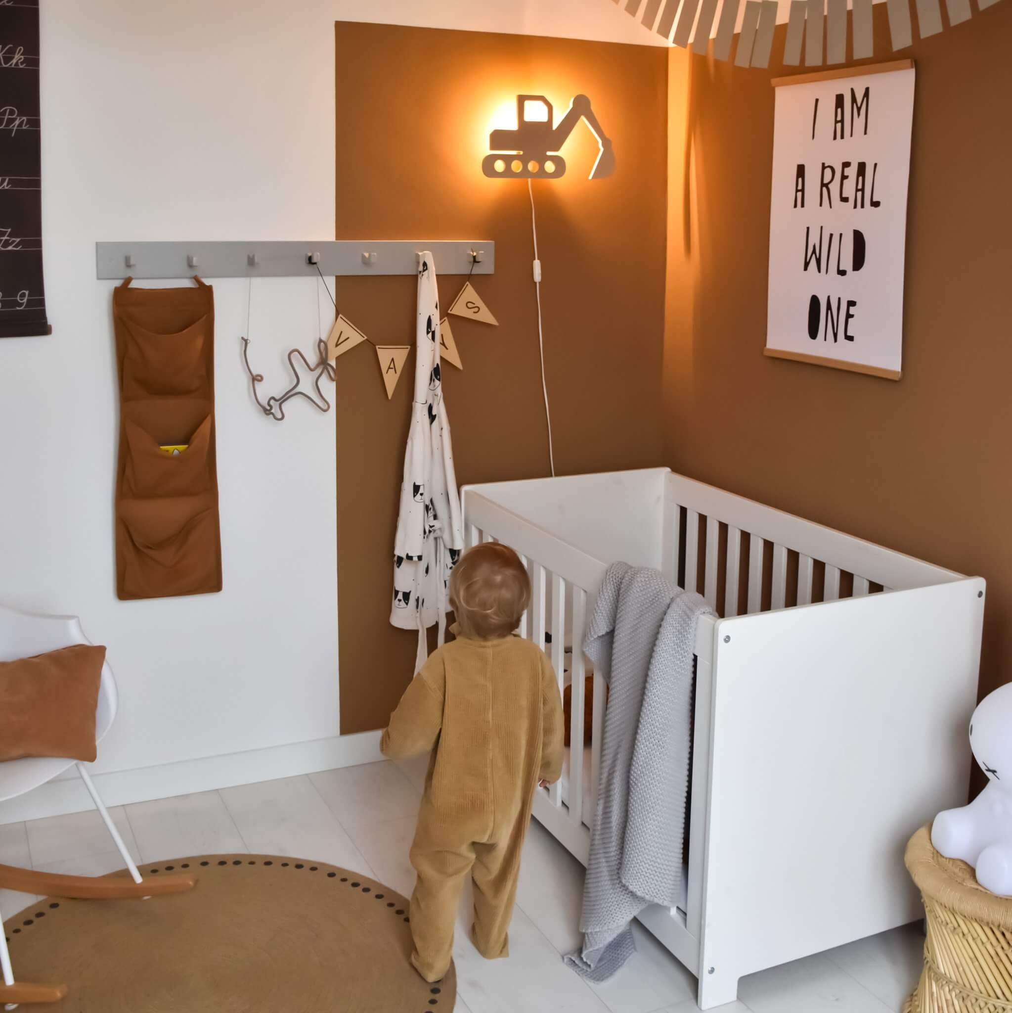 Houten wandlamp kinderkamer | Graafmachine - toddie.nl