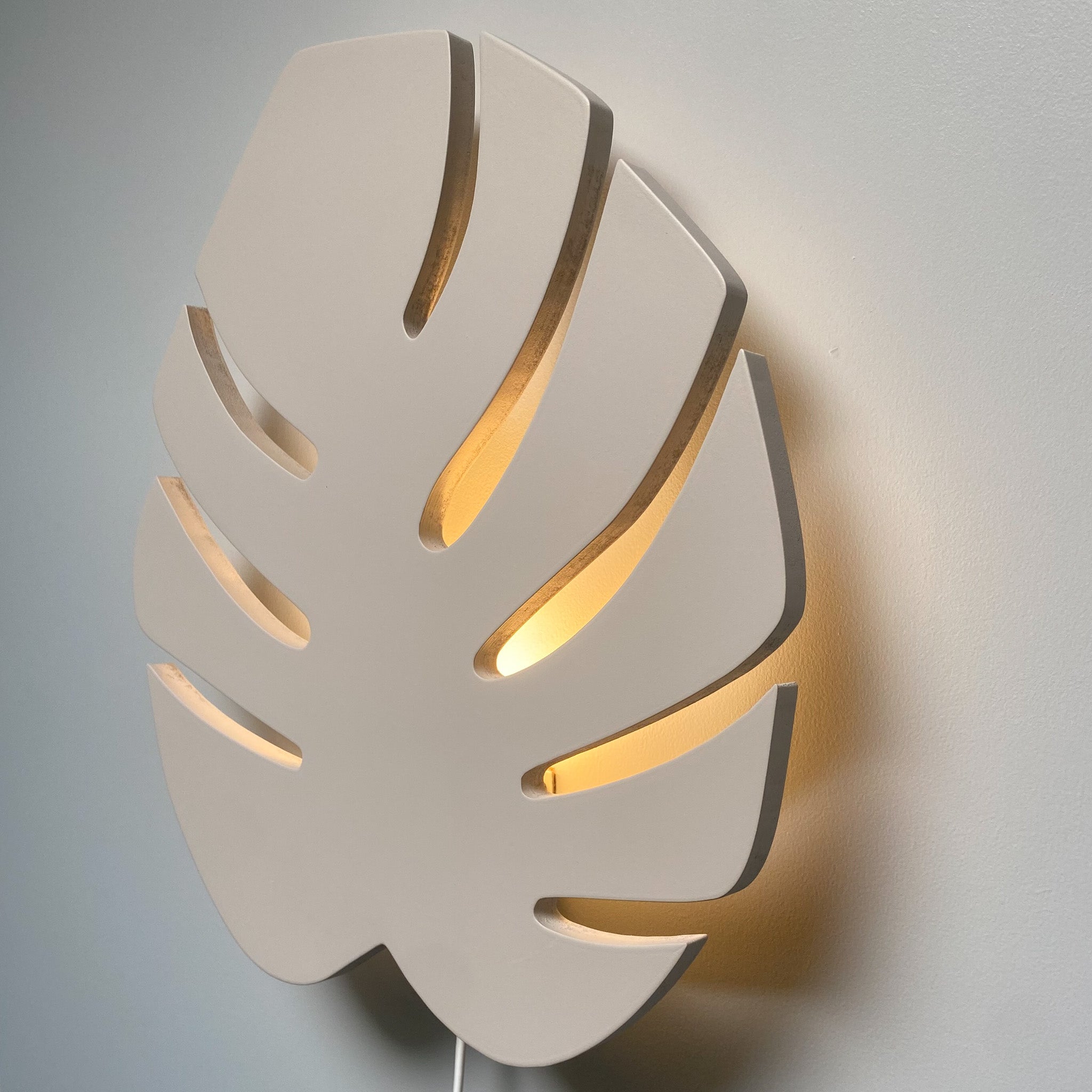 Houten wandlamp kinderkamer | Monstera blad beige - toddie.nl