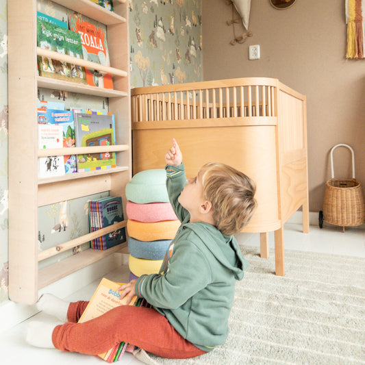 Het montessori houten boekenrek! Onze bestseller! En niet zonder reden...