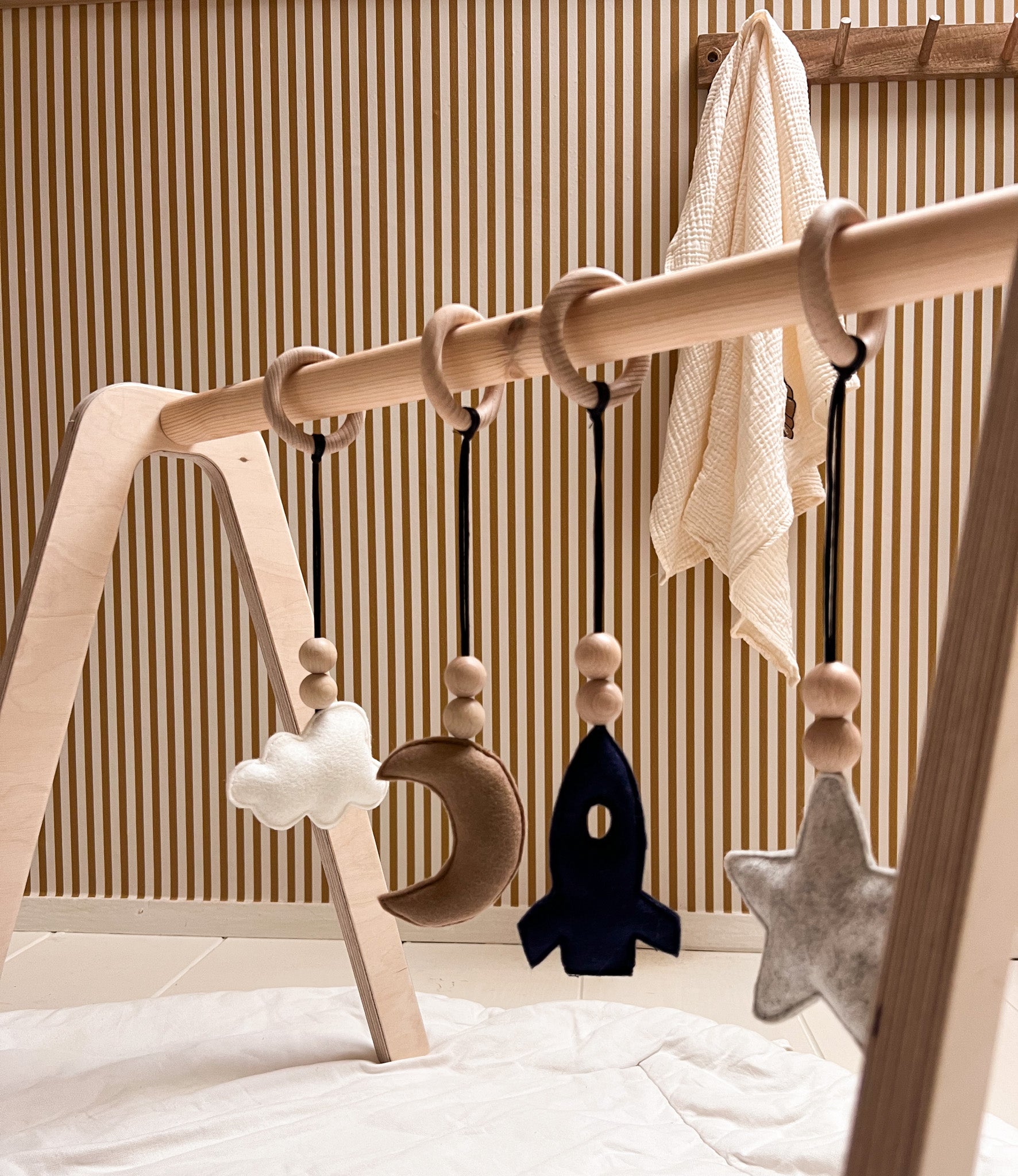 Houten babygym | Massief houten speelboog met ruimte hangers - blank - toddie.nl ®