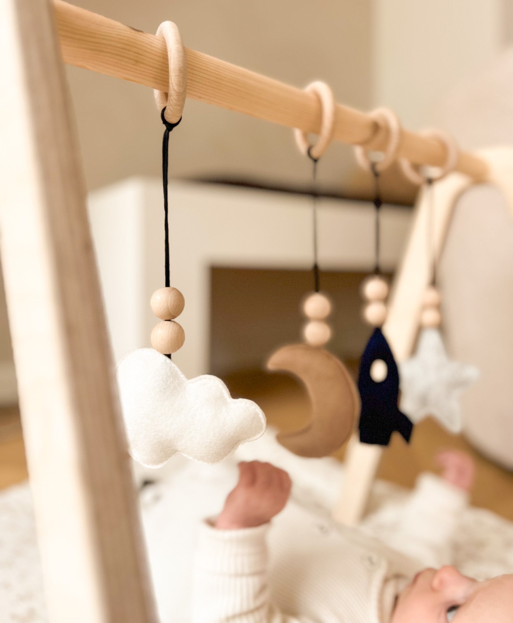 Houten babygym | Massief houten speelboog met ruimte hangers - blank - toddie.nl ®
