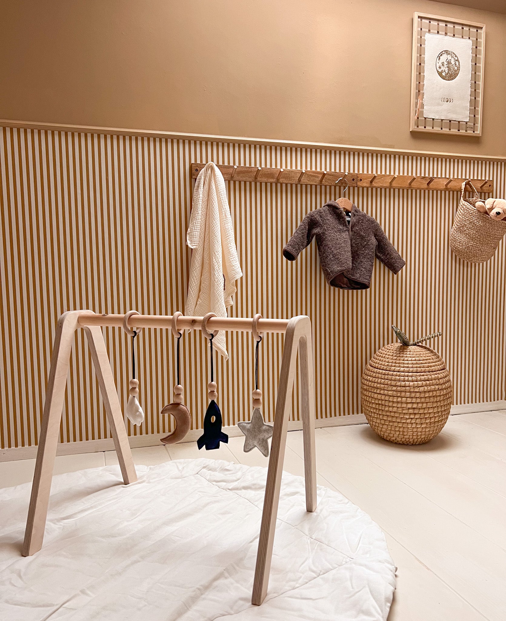 Houten babygym | Massief houten speelboog met ruimte hangers - blank - toddie.nl ®