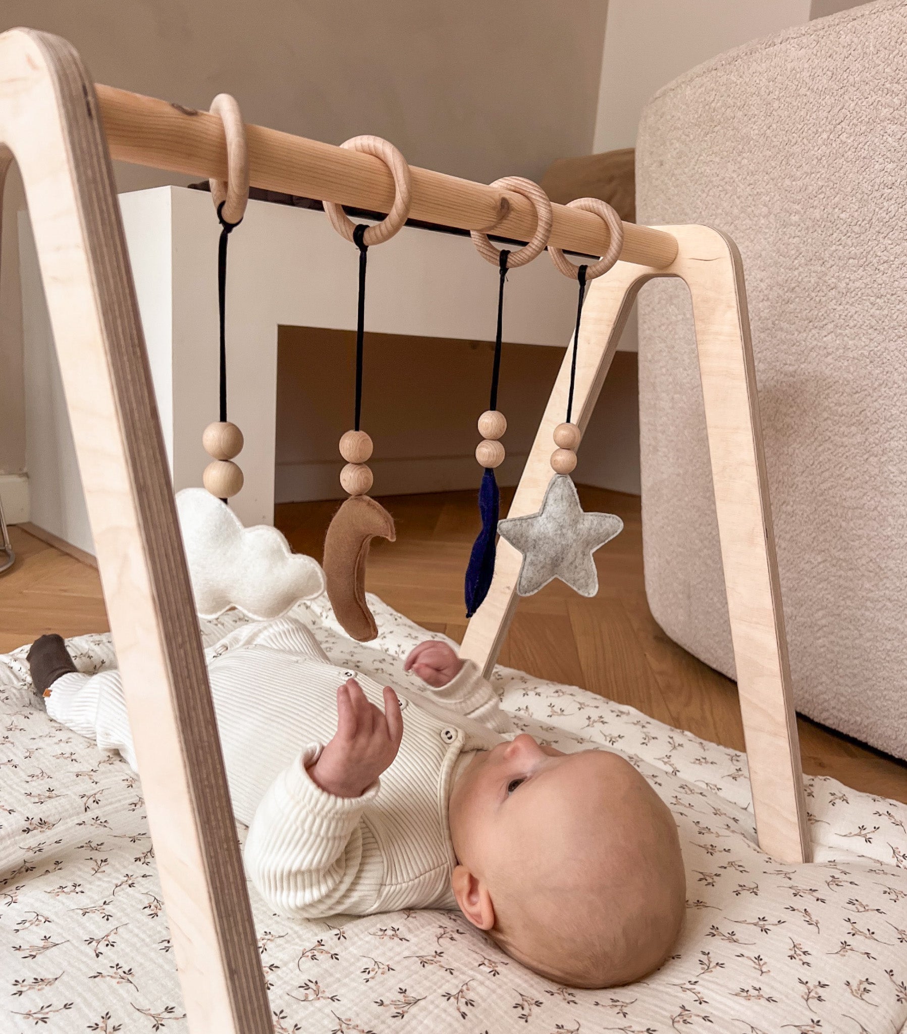 Houten babygym | Massief houten speelboog met ruimte hangers - blank