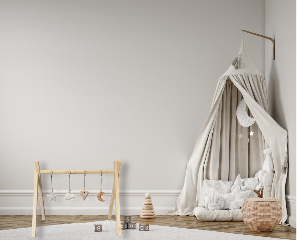 Blank houten babygym, met naturel vilthangers, Tipi vorm massief hout - toddie.nl