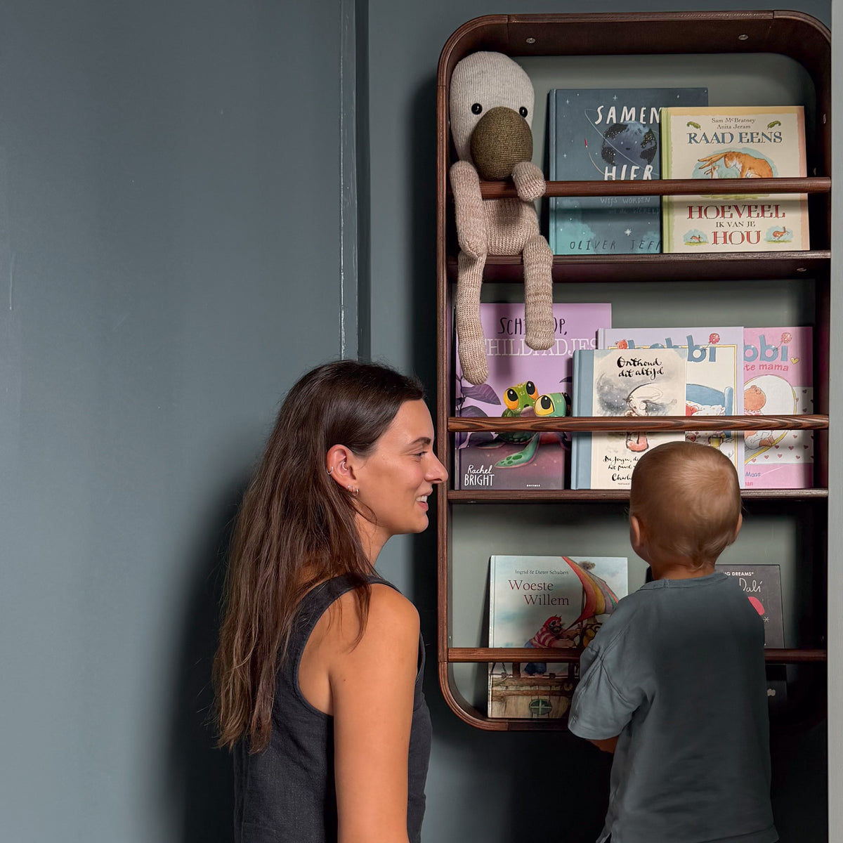 Novie montessori rond boekenrek kinderkamer | 3 planken - Wengé gebeitst