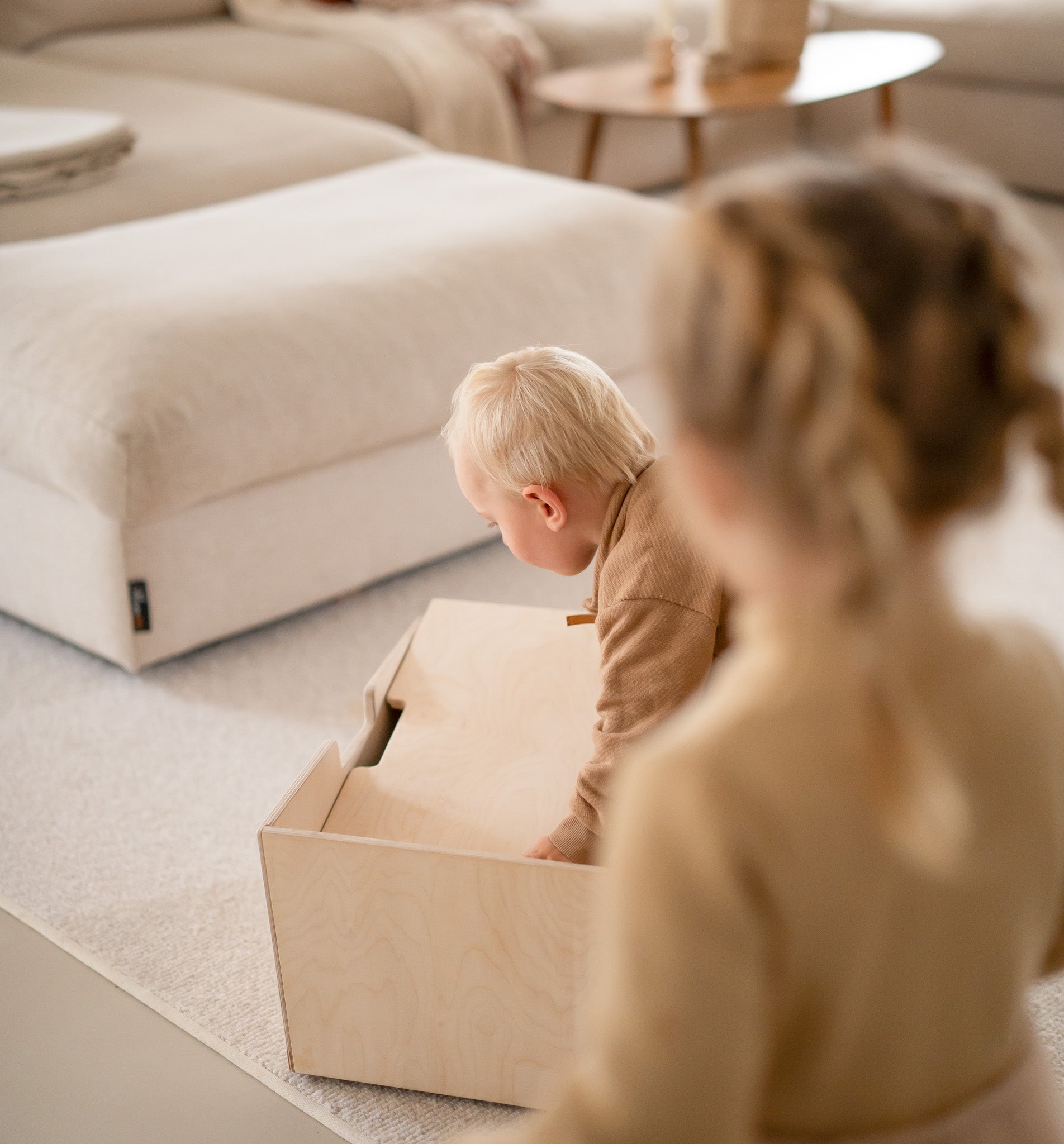Montessori rijdende opbergkist met zwenkwieltjes en deksel - blank - toddie.nl ®