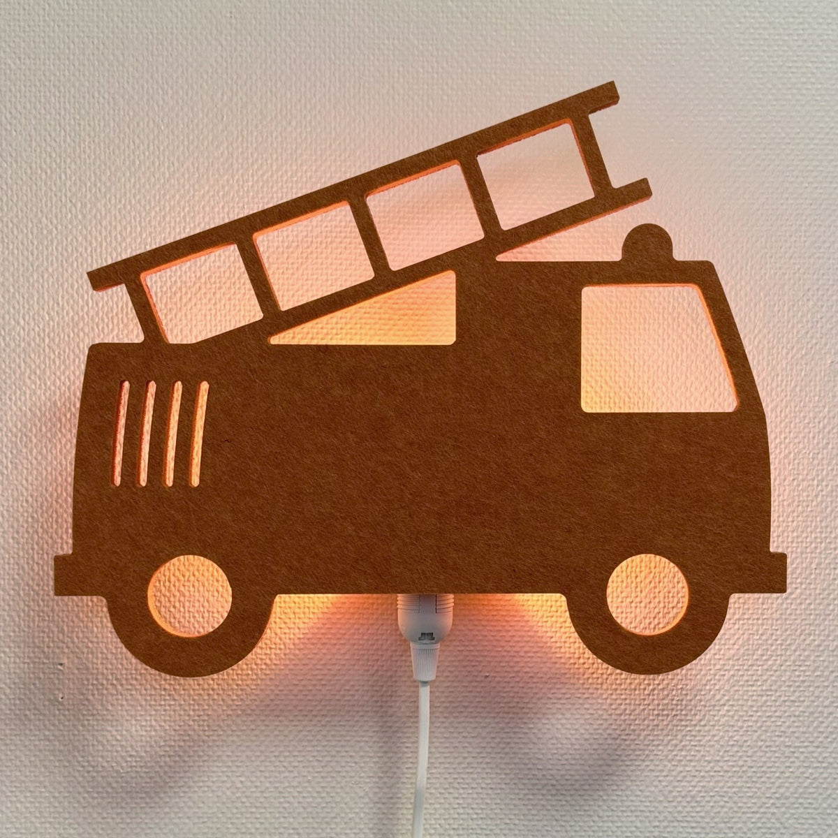 Vilten wandlamp brandweerwagen terracotta – lamp aan