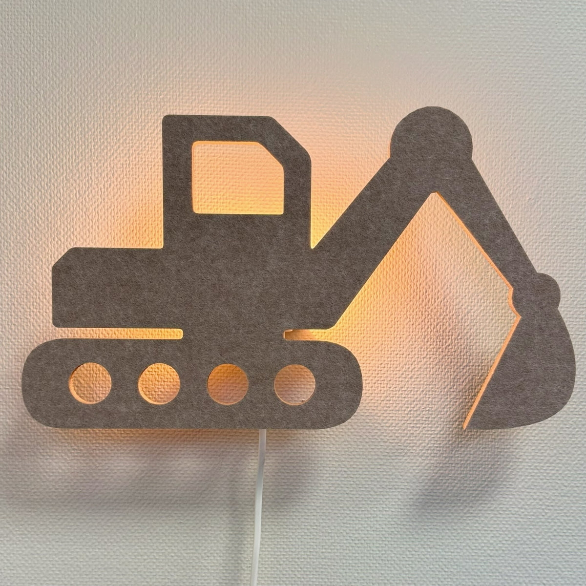 Vilten wandlamp graafmachine zandbeige – lamp aan