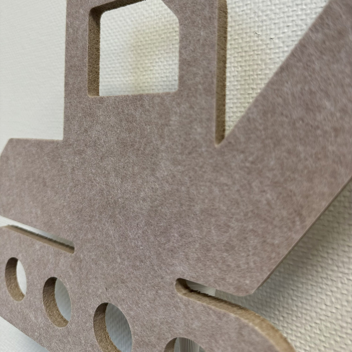 Vilten wandlamp graafmachine zandbeige – close-up van het PET-vilt