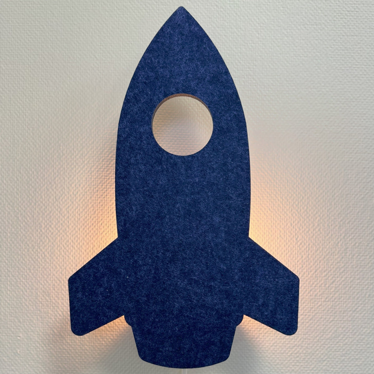 Vilten wandlamp raket nachtblauw – lamp aan