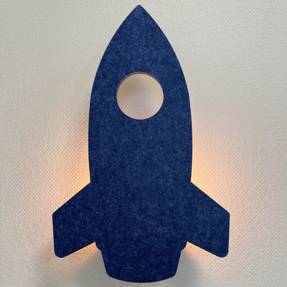 Vilten wandlamp raket nachtblauw – lamp aan