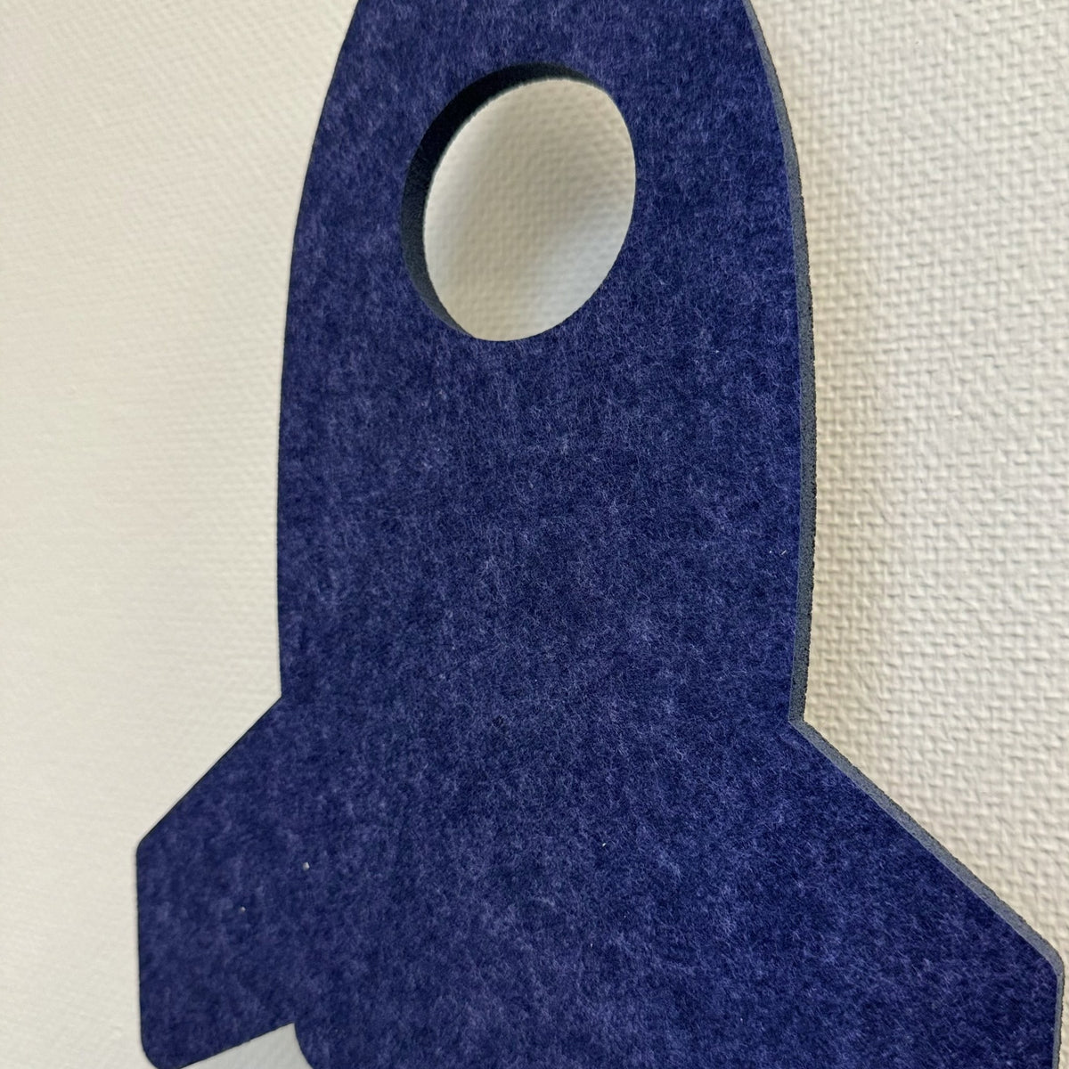 Vilten wandlamp raket nachtblauw – close-up van het PET-vilt