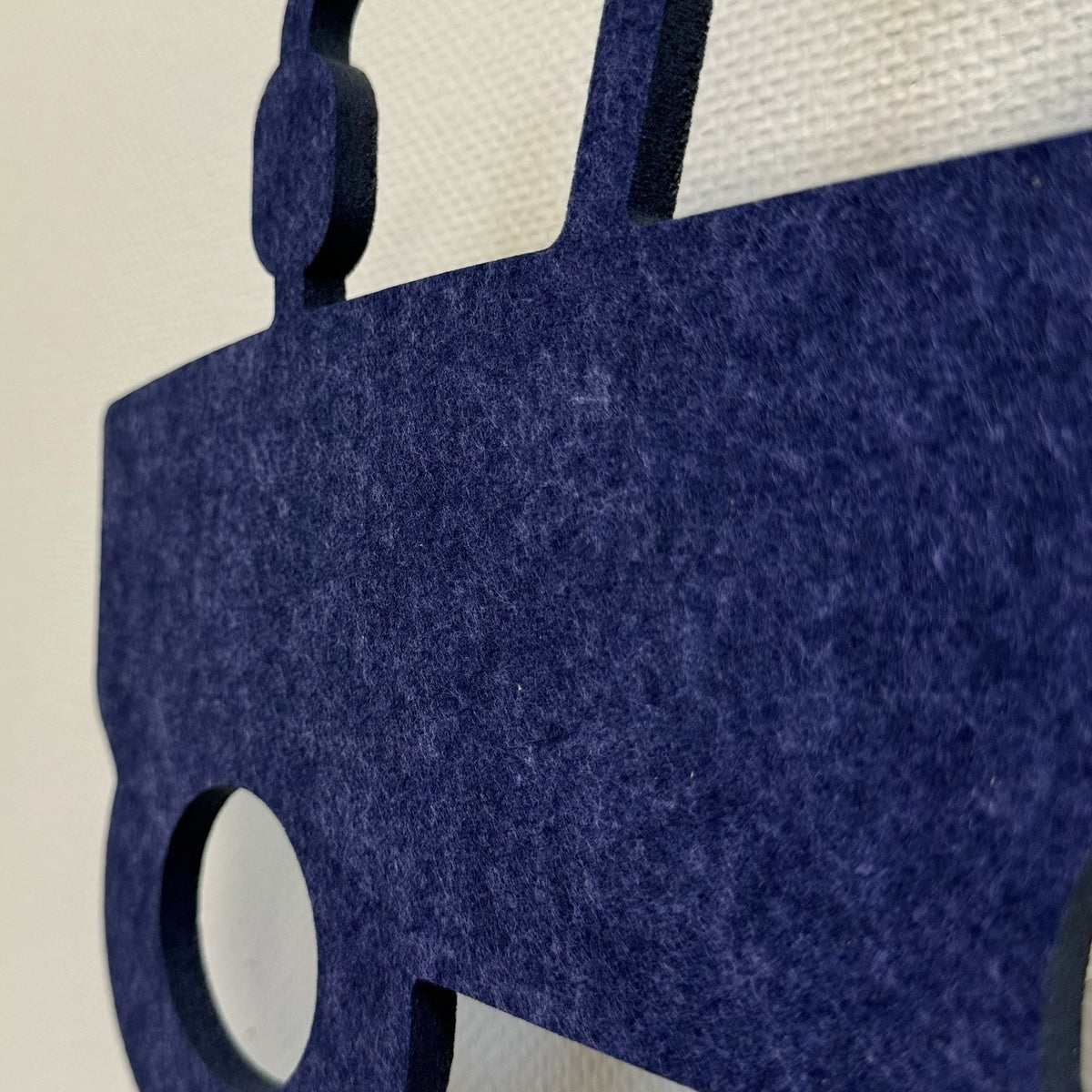 Vilten wandlamp trekker nachtblauw – close-up van het PET-vilt