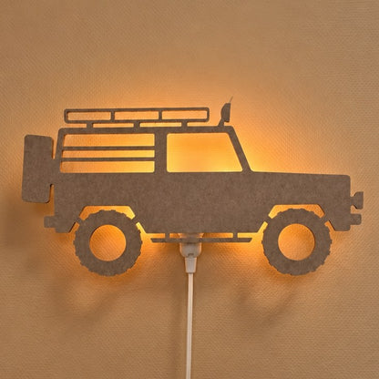 Vilten wandlamp 4x4 jeep zandbeige – lamp aan in de kinderkamer