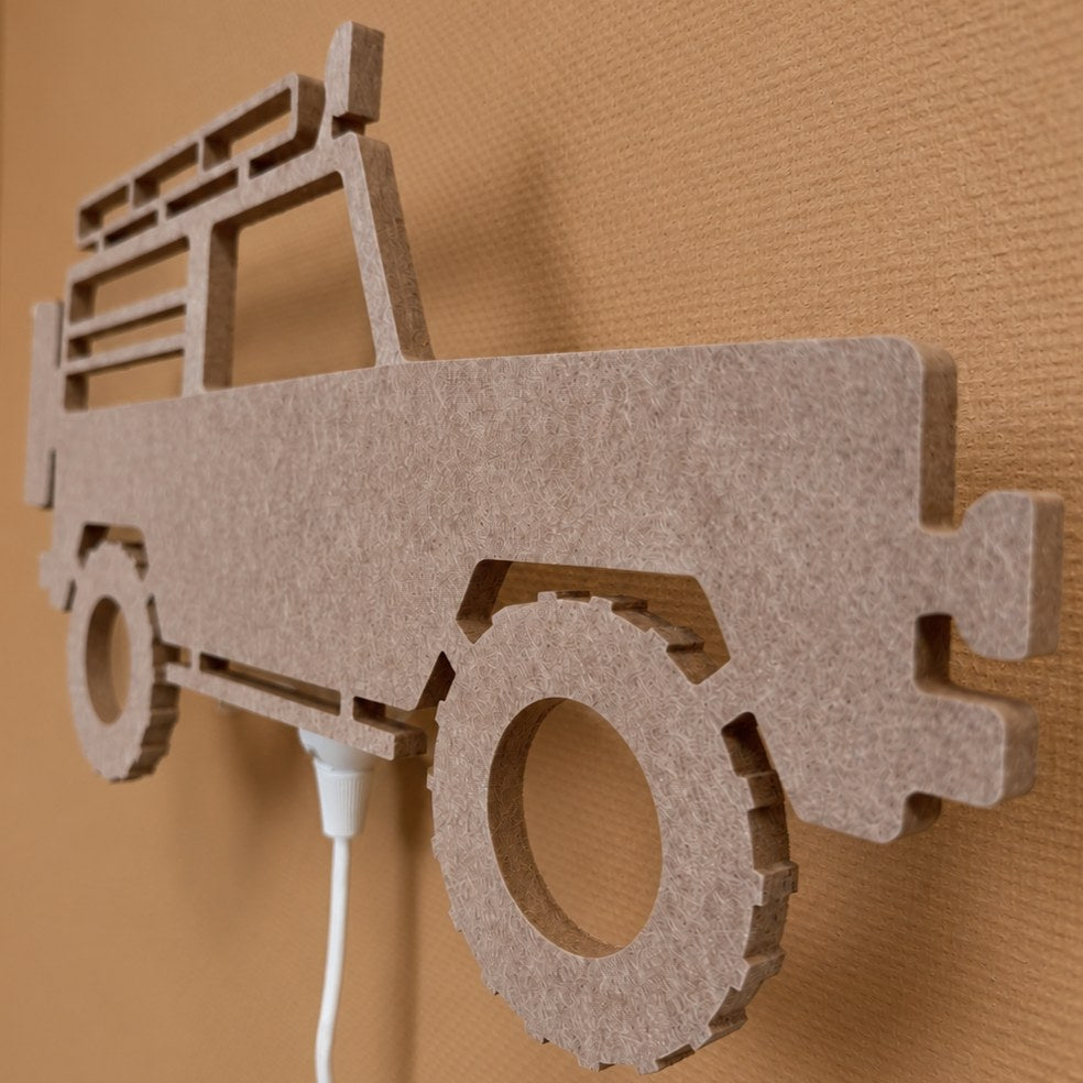 Vilten wandlamp 4x4 jeep zandbeige – zijaanzicht van het PET-vilt