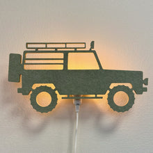 Vilten wandlamp 4x4 jeep saliegroen – lamp aan