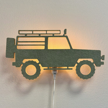Vilten wandlamp 4x4 jeep saliegroen – lamp aan