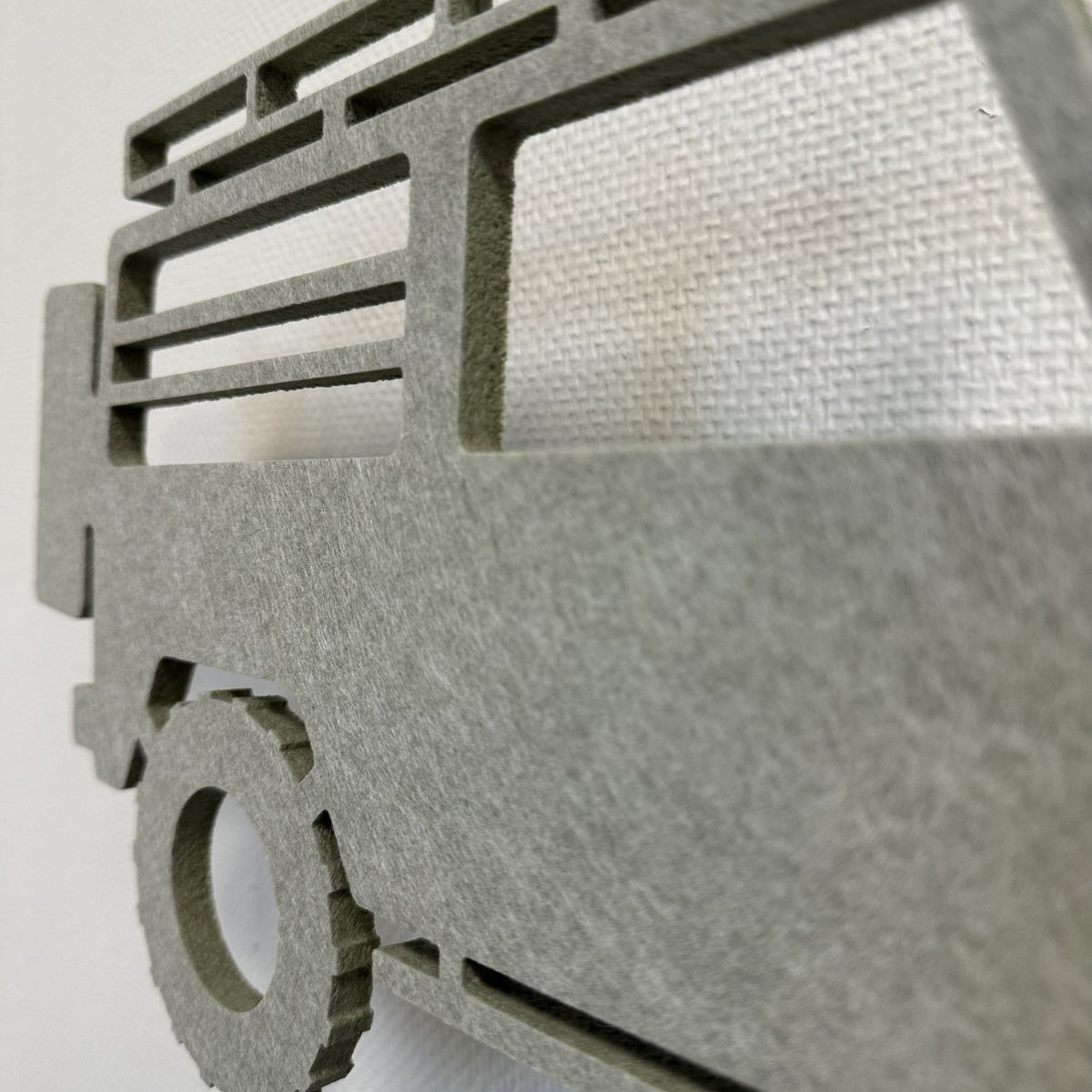 Vilten wandlamp 4x4 jeep saliegroen – close-up van het PET-vilt