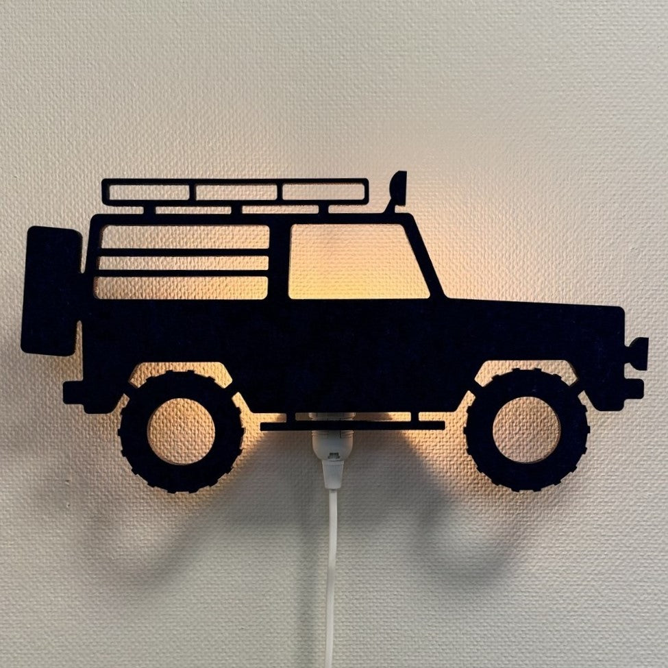 Vilten wandlamp 4x4 jeep nachtblauw – lamp aan