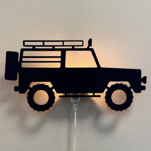 Vilten wandlamp 4x4 jeep nachtblauw – lamp aan