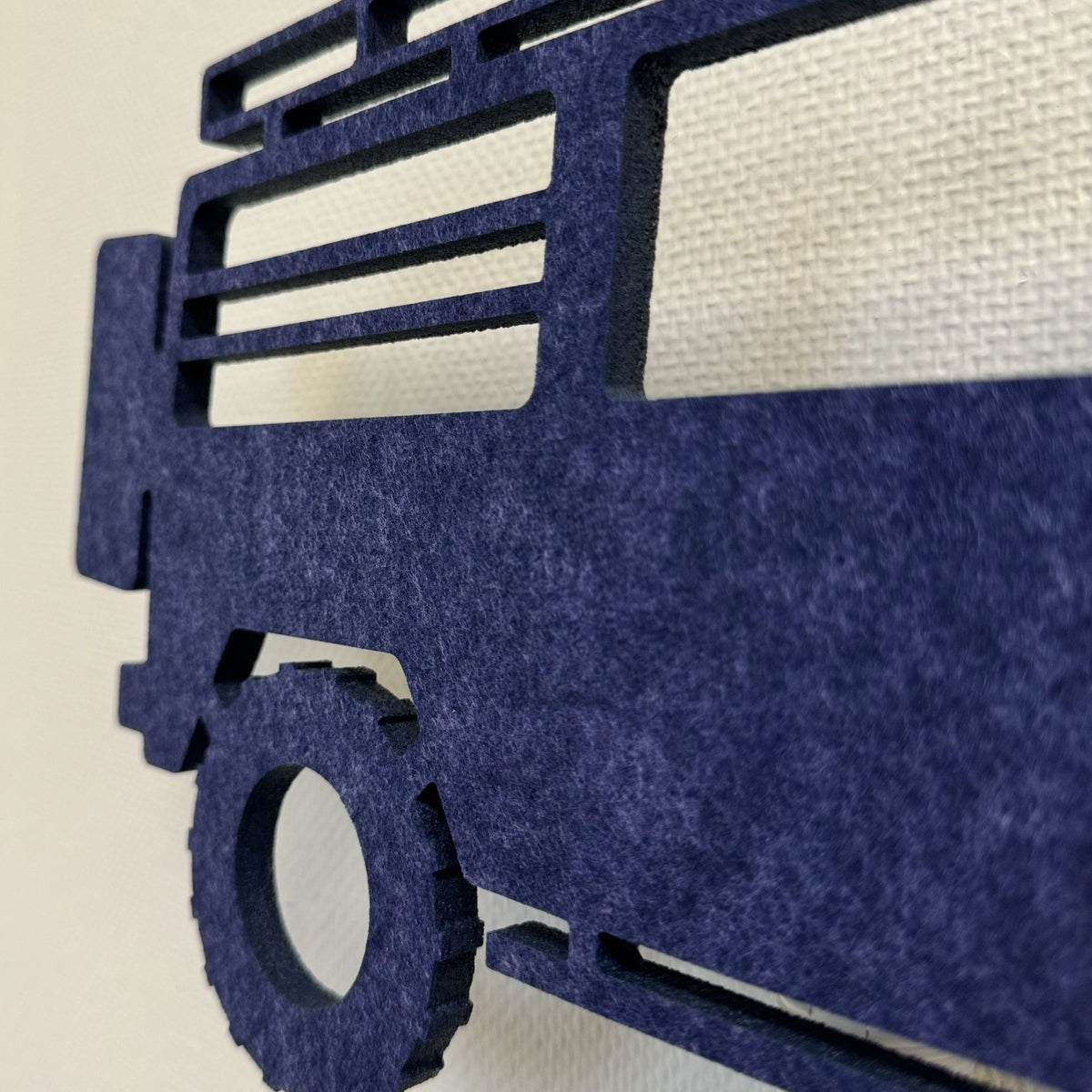 Vilten wandlamp 4x4 jeep nachtblauw – close-up van het PET-vilt