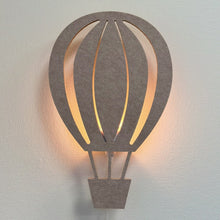 Vilten wandlamp luchtballon zandbeige – lamp aan