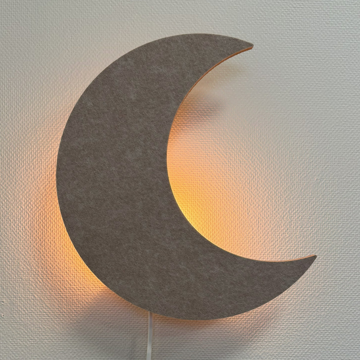 Vilten wandlamp maan zandbeige – lamp aan