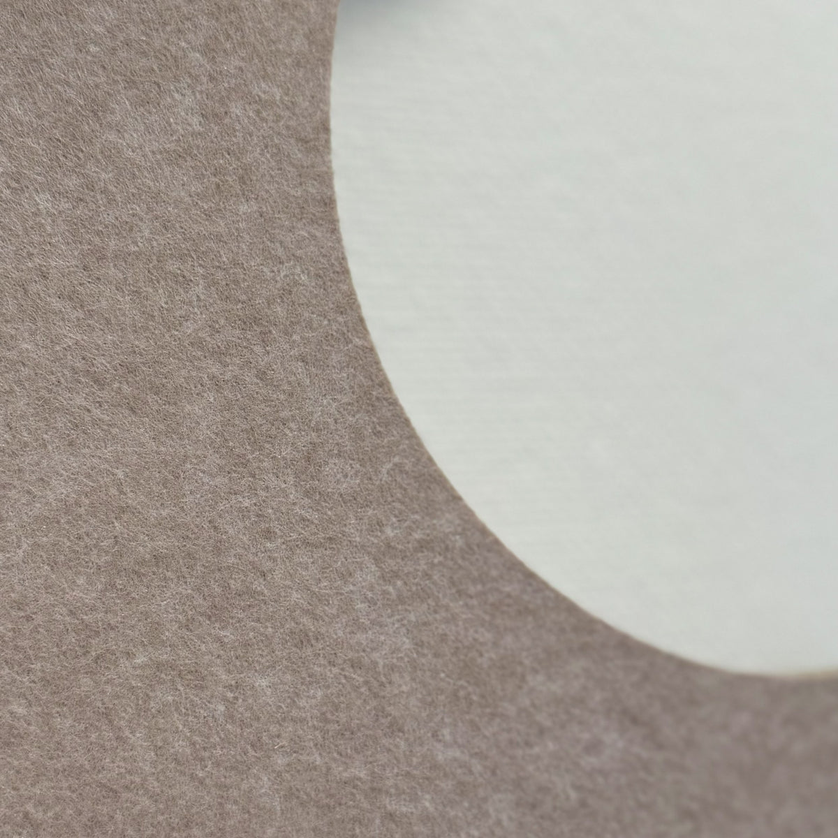 Vilten wandlamp maan zandbeige – close-up van het PET-vilt